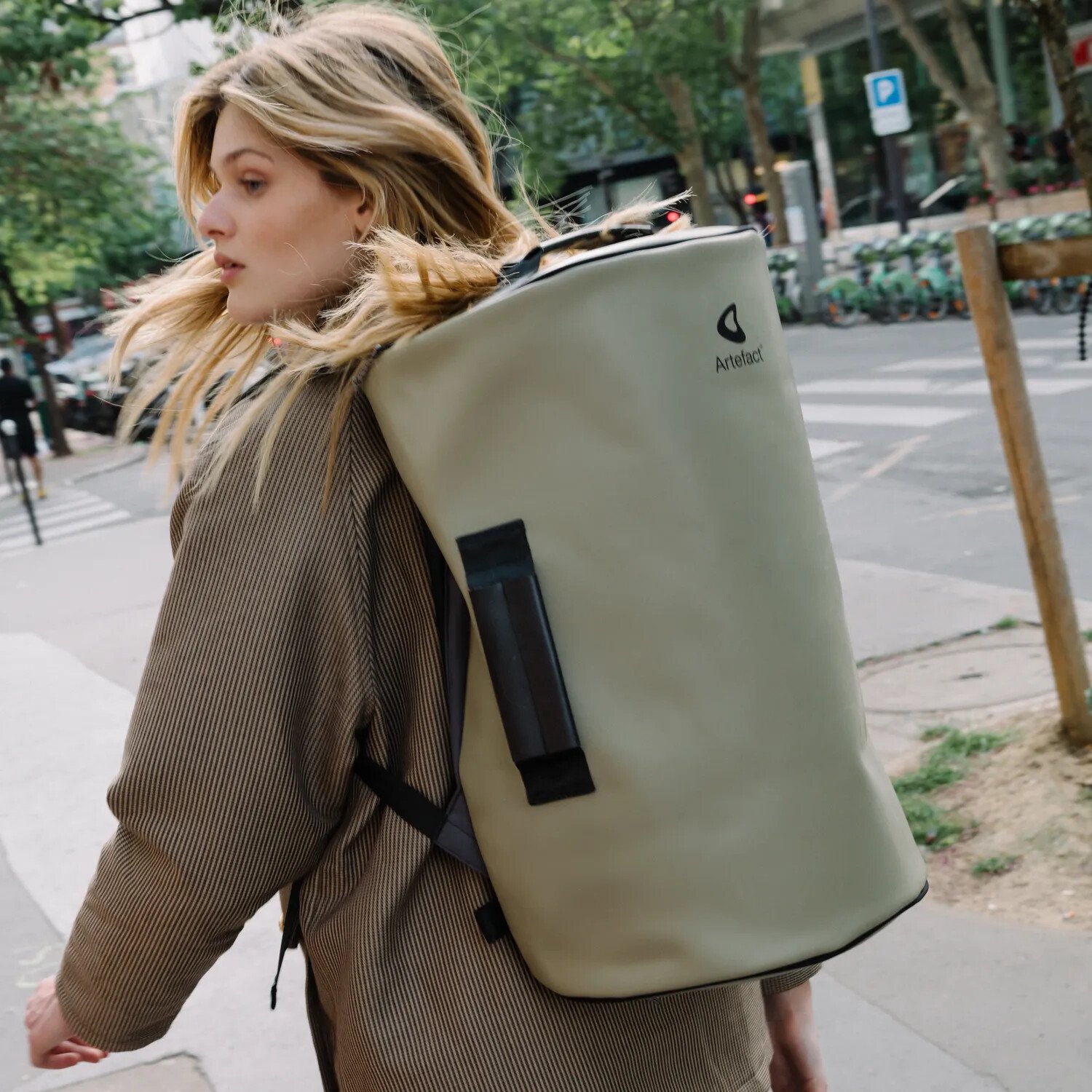 femme-portant-un-sac-à-dos-artefact