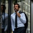 shooting-dun-homme-portant-une-chemise-le-chemiseur