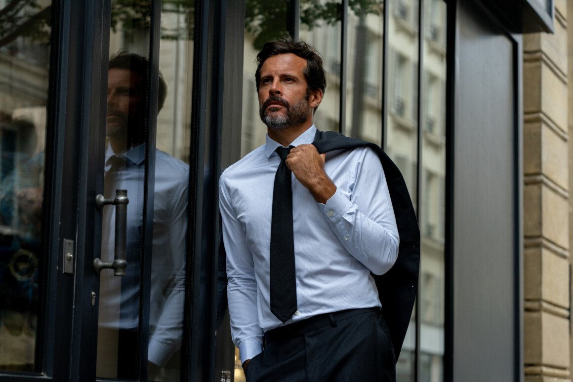 shooting-dun-homme-portant-une-chemise-le-chemiseur