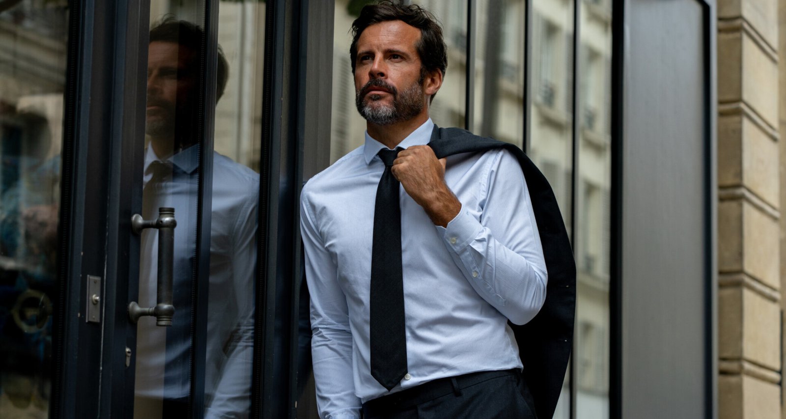 shooting-dun-homme-portant-une-chemise-le-chemiseur
