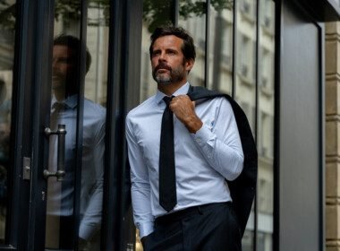 shooting-dun-homme-portant-une-chemise-le-chemiseur