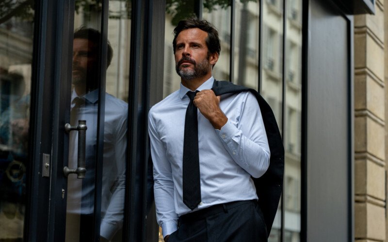 shooting-dun-homme-portant-une-chemise-le-chemiseur