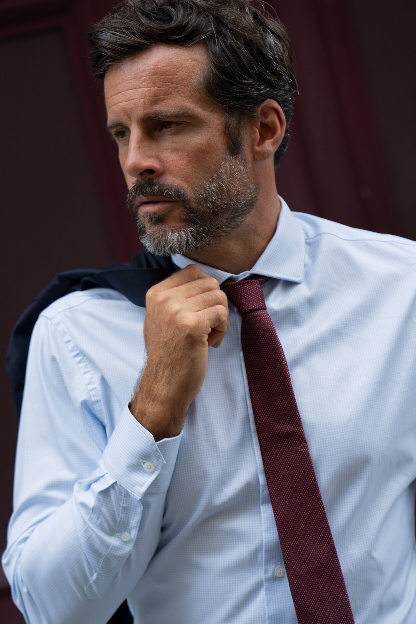 shooting-dun-homme-portant-une-chemise-le-chemiseur