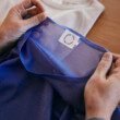 homme-tenant-du-textile
