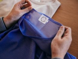 homme-tenant-du-textile