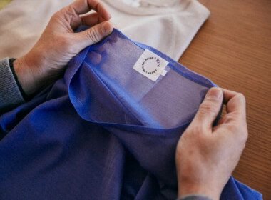homme-tenant-du-textile