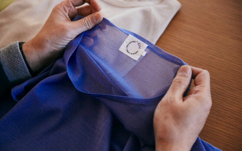 homme-tenant-du-textile