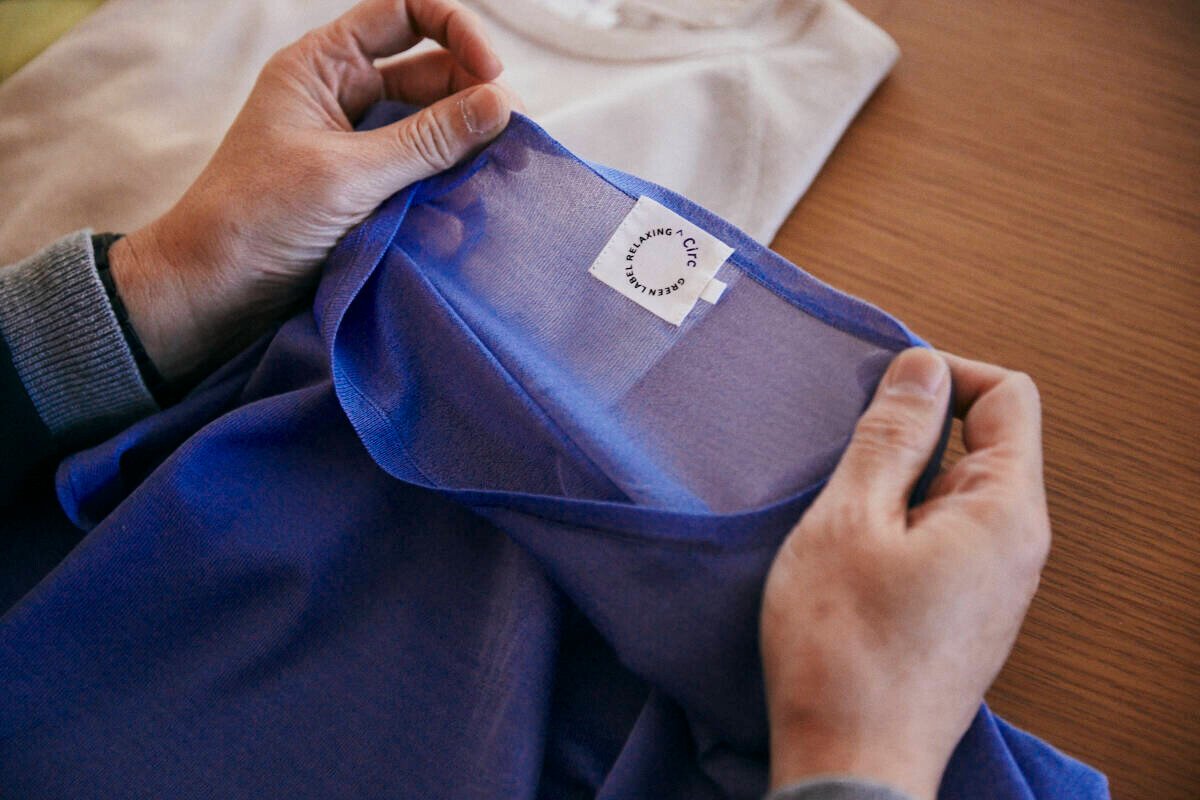 homme-tenant-du-textile