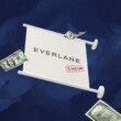 panneau-everlane-avec-un-tampon-shein-et-des-billets-qui-volent