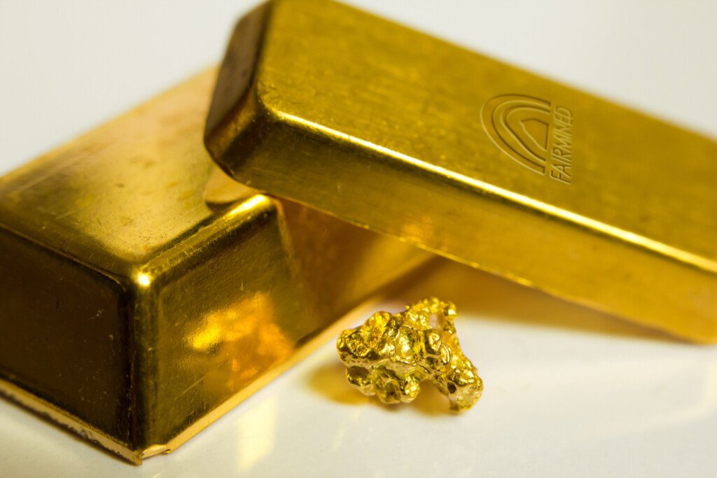 deux-lingots-d-or-et-une-pepite-de-certification-fairmined