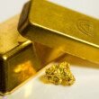 deux-lingots-d-or-et-une-pepite-de-certification-fairmined