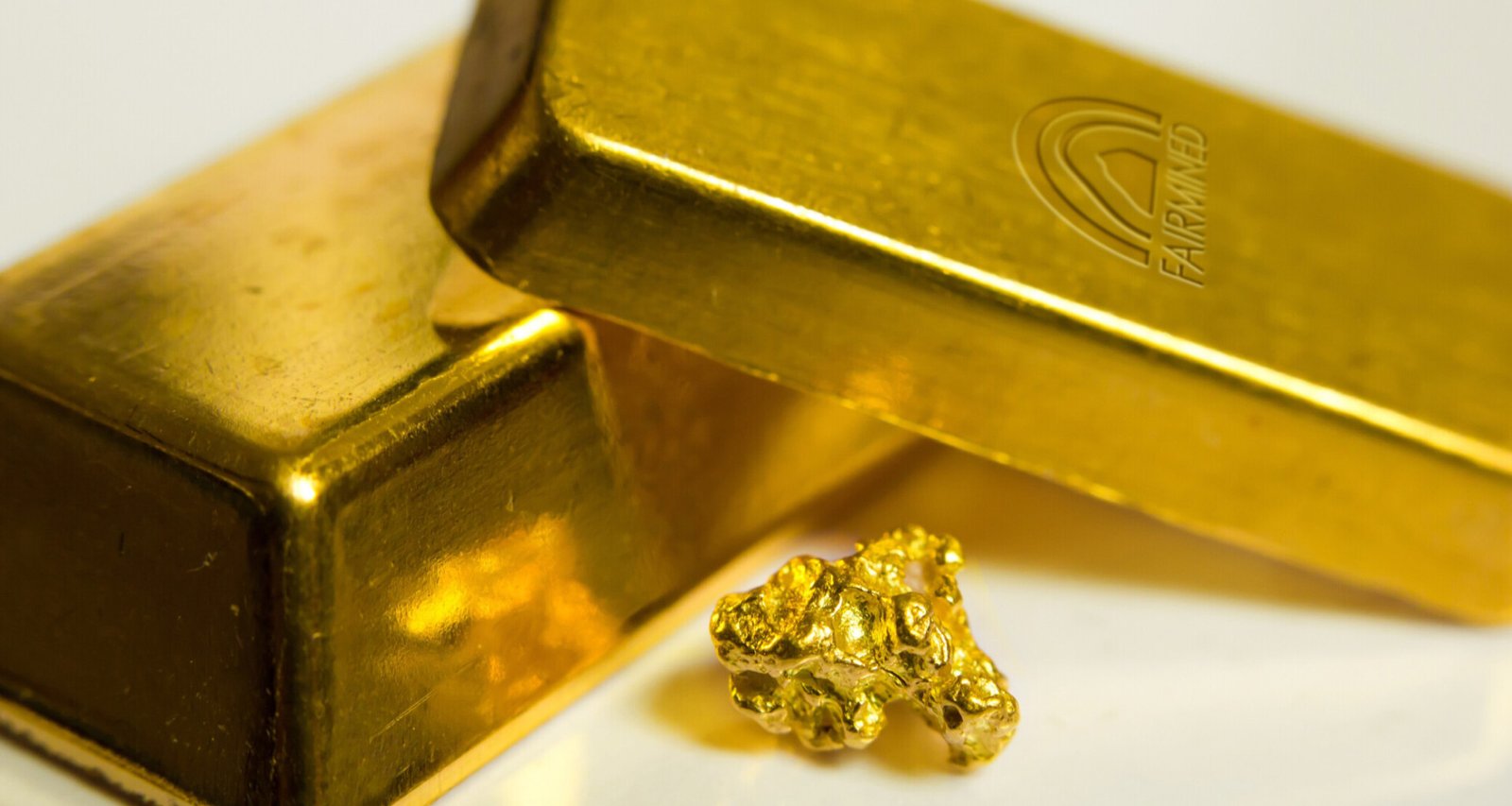 deux-lingots-d-or-et-une-pepite-de-certification-fairmined