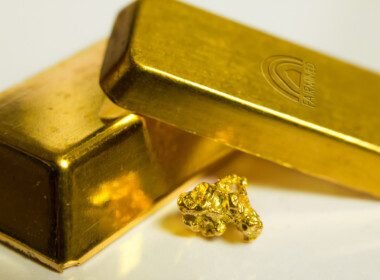 deux-lingots-d-or-et-une-pepite-de-certification-fairmined