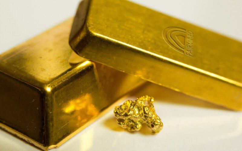 deux-lingots-d-or-et-une-pepite-de-certification-fairmined