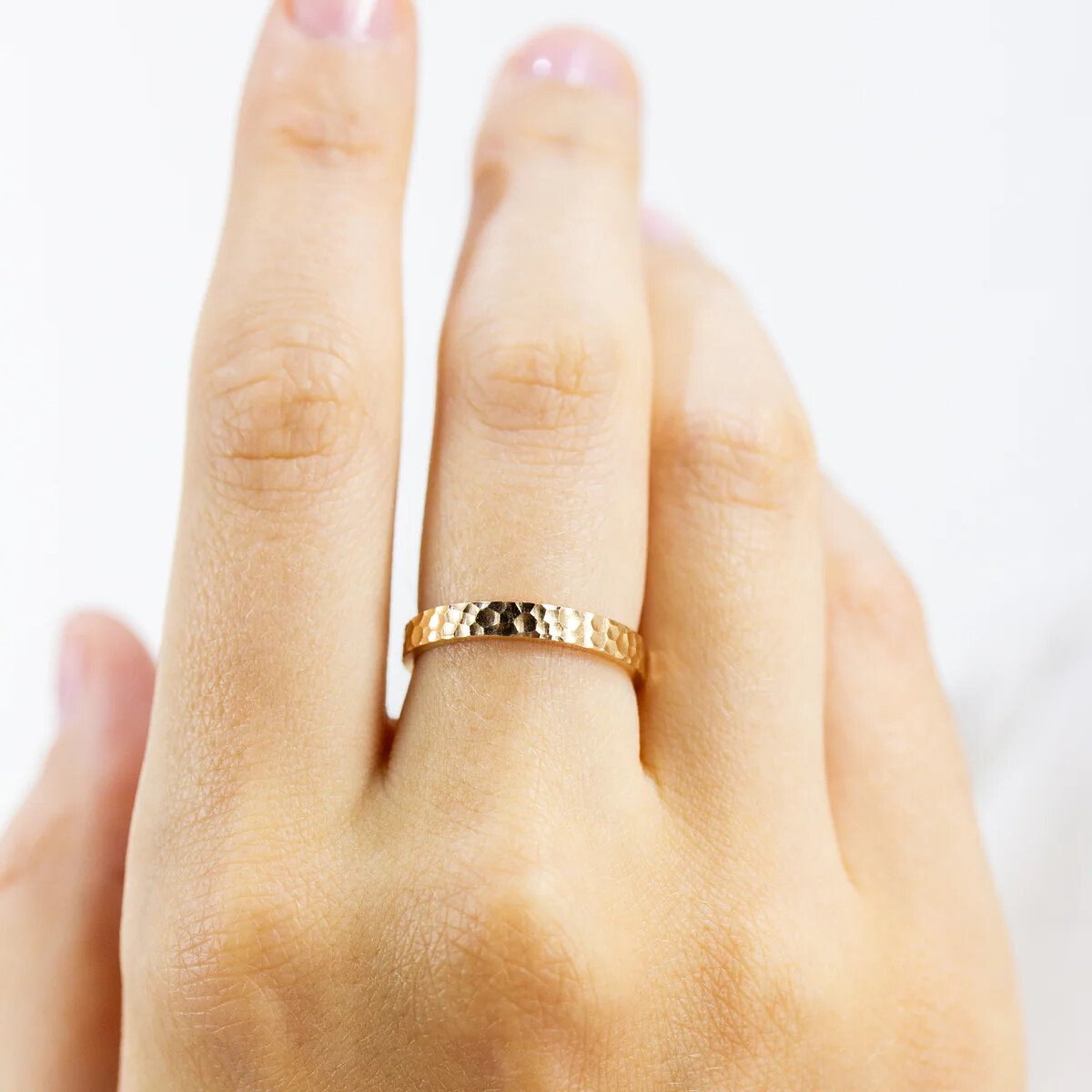 main-avec-une-bague-en-or-shooting-paulette-a-bicyclette