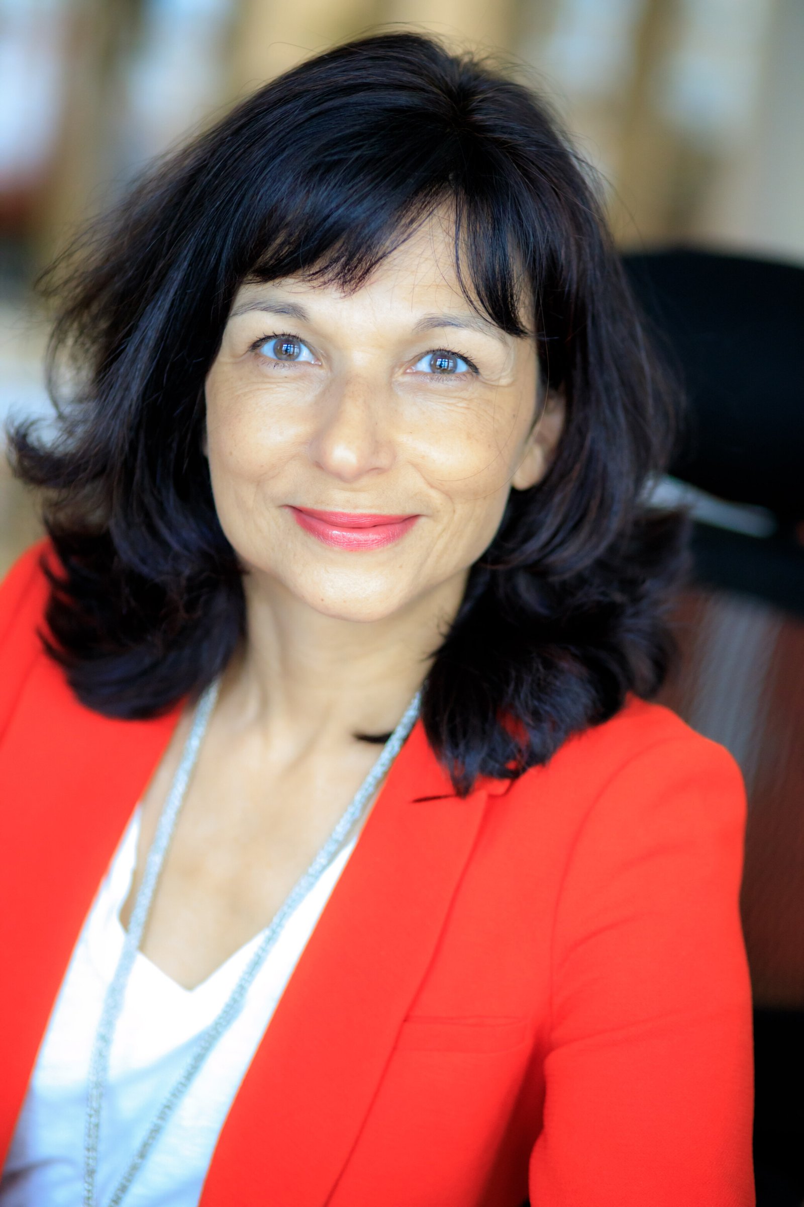 portrait-Claire Coletti-veste-rouge