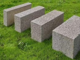 blocs-de-chanvre-dans-l-herbe