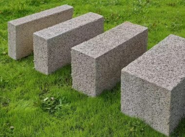 blocs-de-chanvre-dans-l-herbe