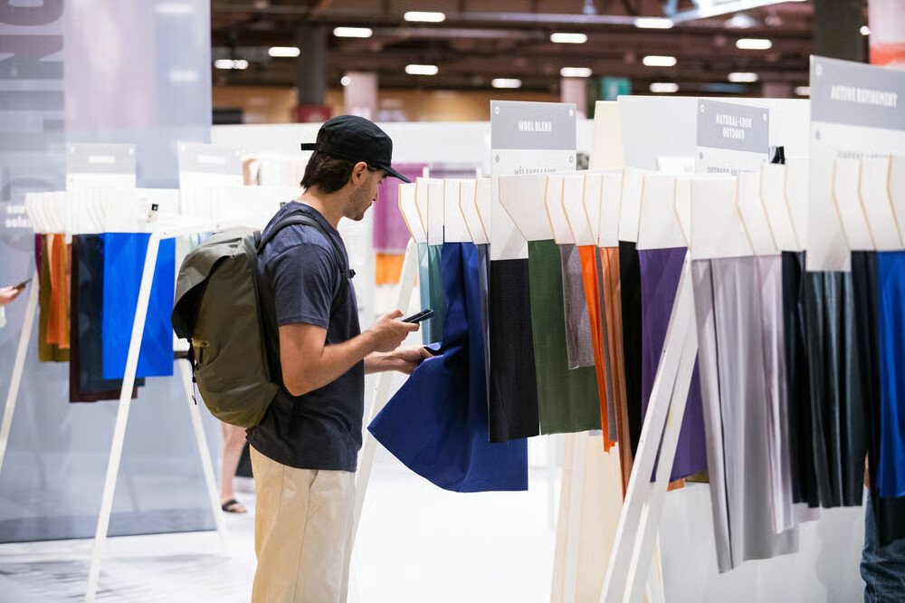 homme-touche-du-textile-de-couleur-au-salon-premiere-vision