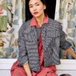 photoshoot-femme-portant-un-manteau-sixsoeurs
