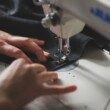 travail-sur-une-machine-à-coudre