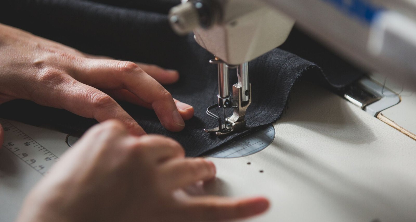 travail-sur-une-machine-à-coudre