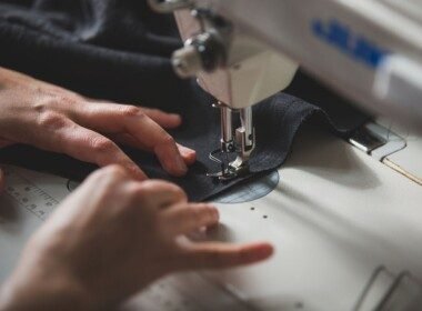 travail-sur-une-machine-à-coudre