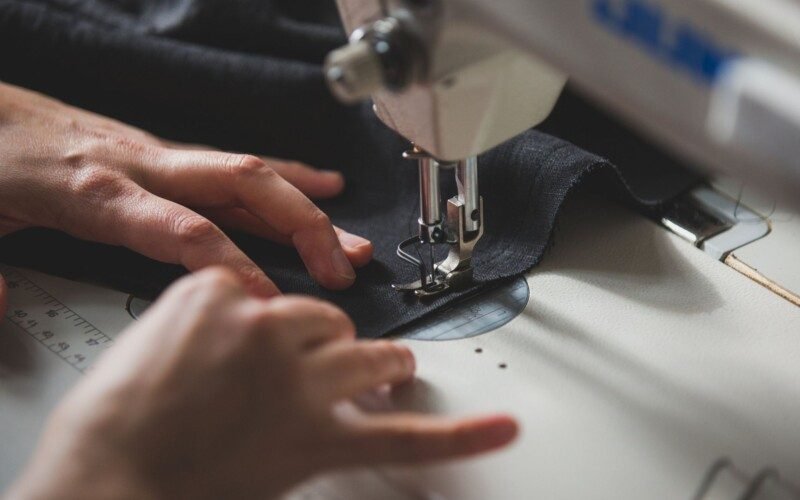 travail-sur-une-machine-à-coudre