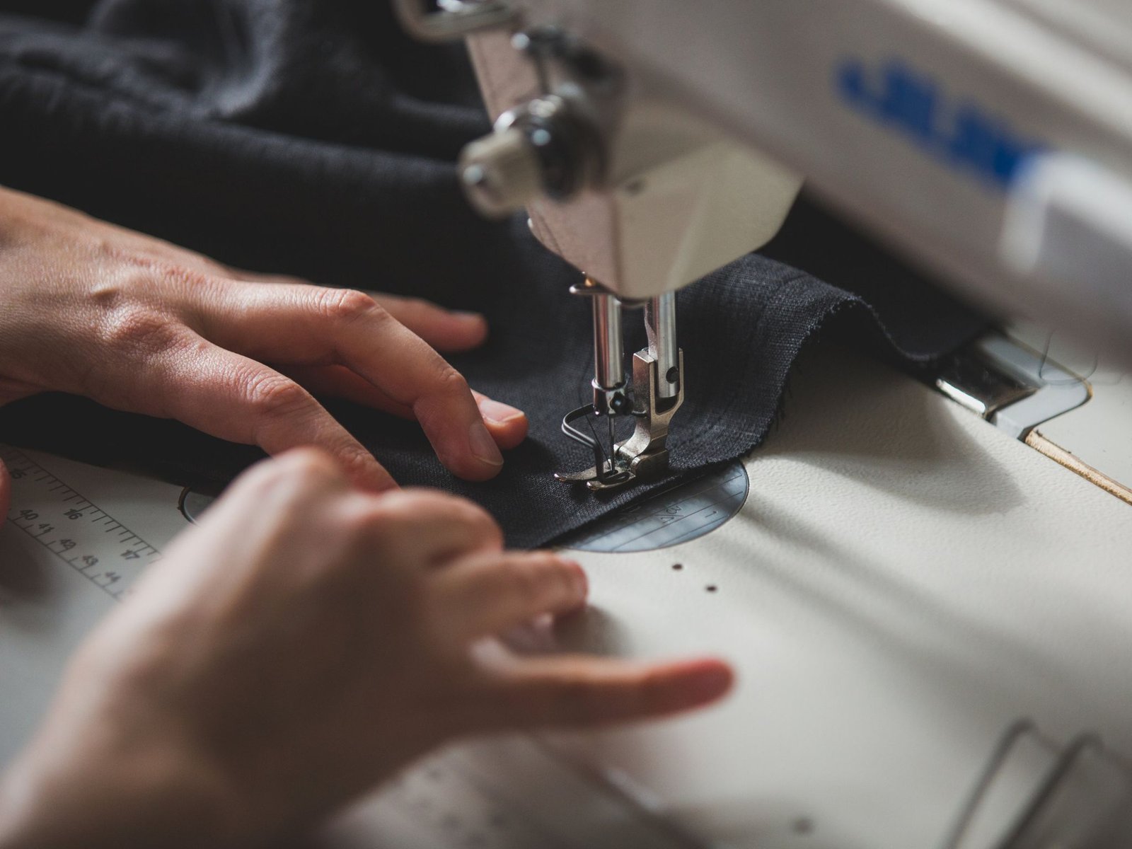 travail-sur-une-machine-à-coudre