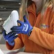 employée-logtex-vérifie-une-paire-de-chaussures