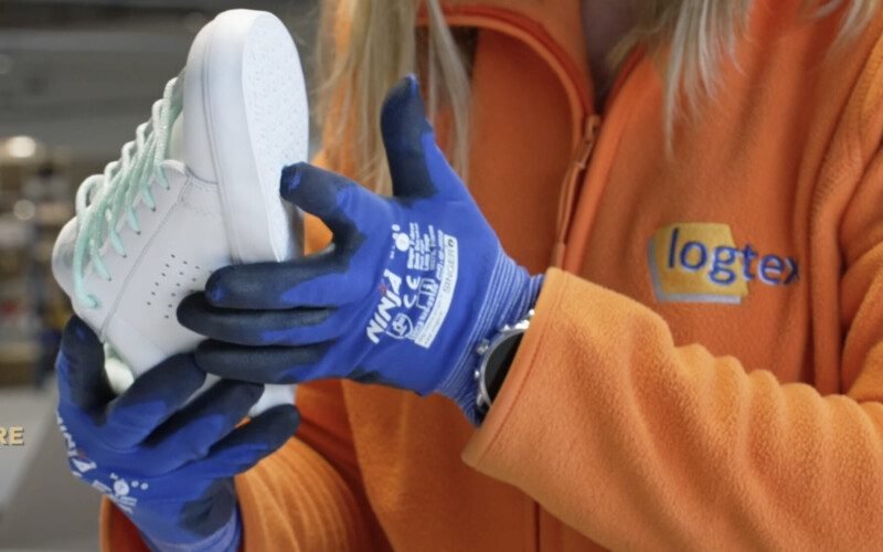 employée-logtex-vérifie-une-paire-de-chaussures