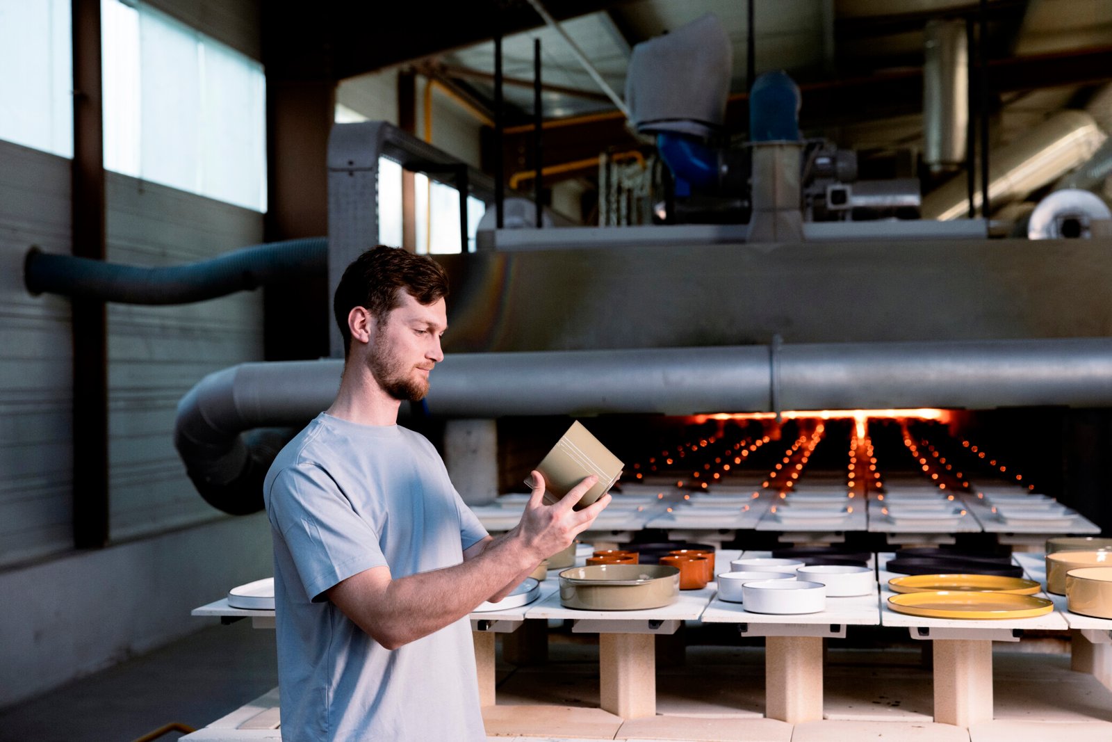 homme-tient-une-tasse-pour-un-contrôle-qualité-dans-l-usine-revol